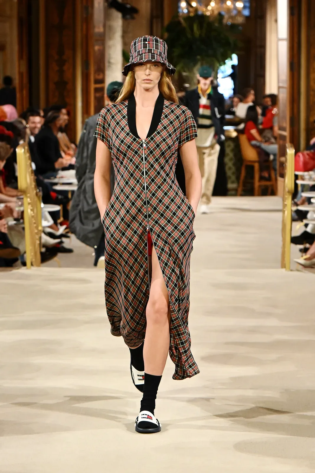 metal-tommy-hilfiger-spring-2027-63.webp