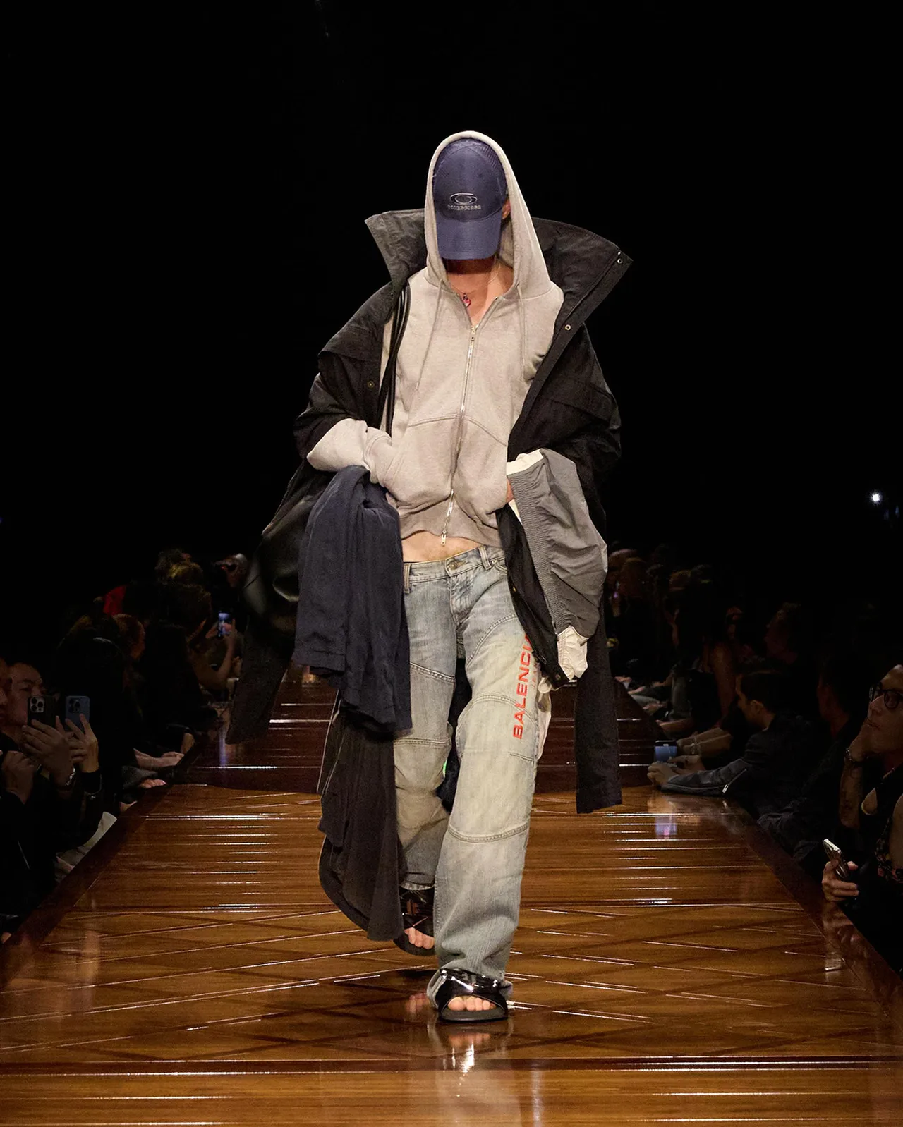 BALENCIAGA-SUMMER-25-LOOK-35_DERK