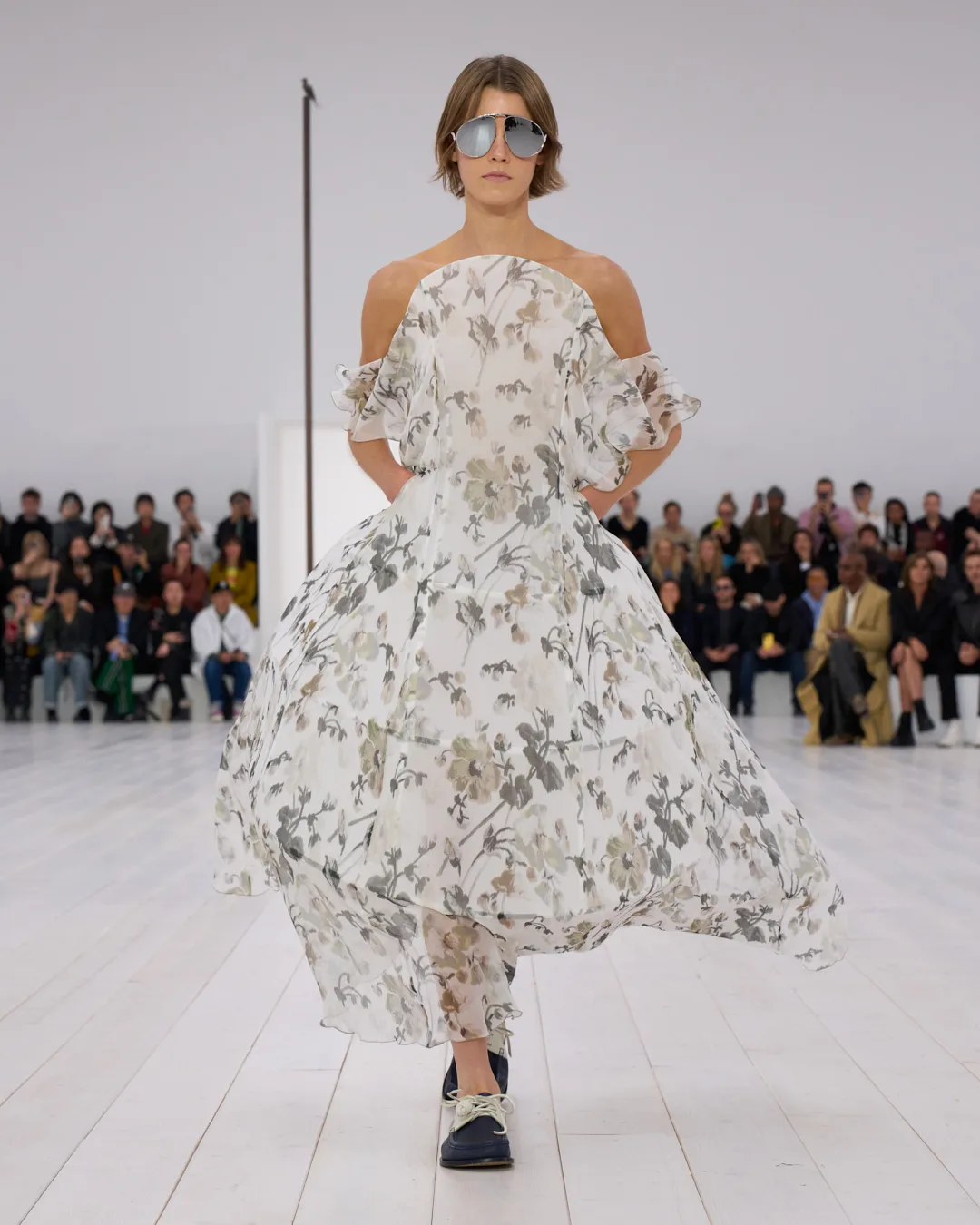 LOEWE_SS25_WW_SHOW_RUNWAY_LOOK_1_FRONT_RGB_CROPPED_4x5_01