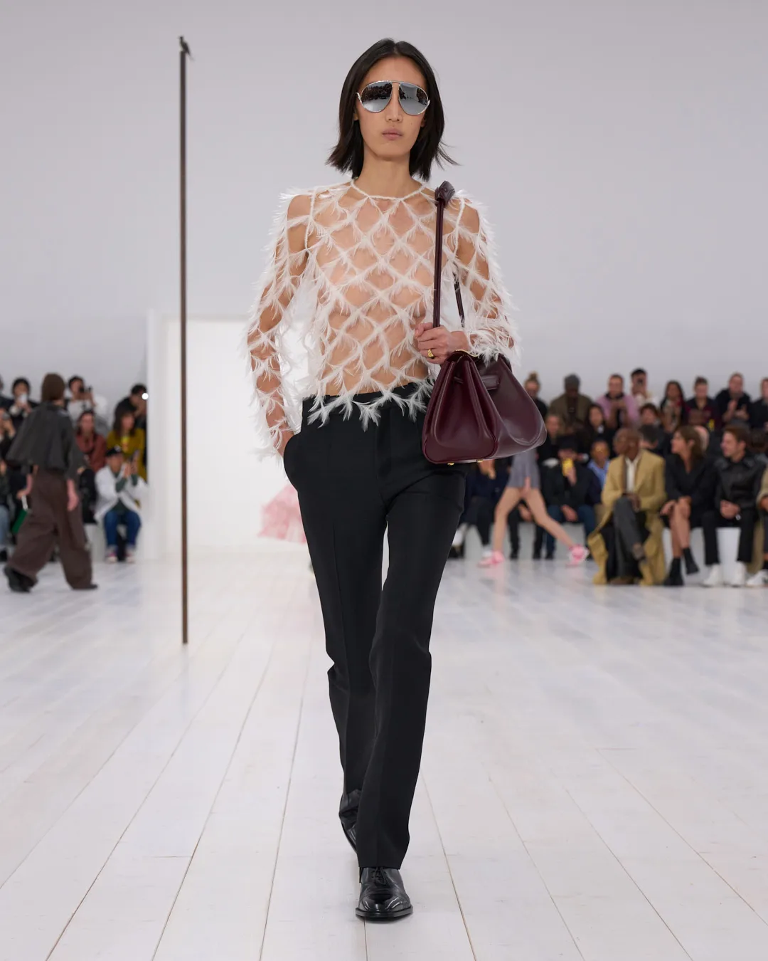 LOEWE_SS25_WW_SHOW_RUNWAY_LOOK_9_FRONT_RGB_CROPPED_4x5_09