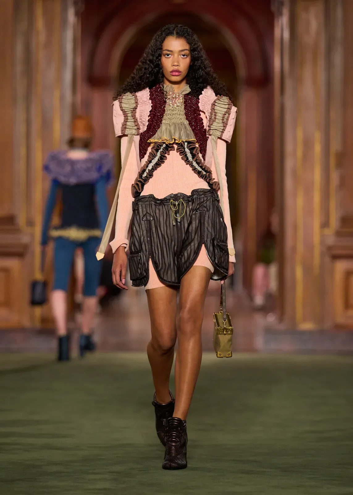 metal-louis-vuitton-cruise-2027-17