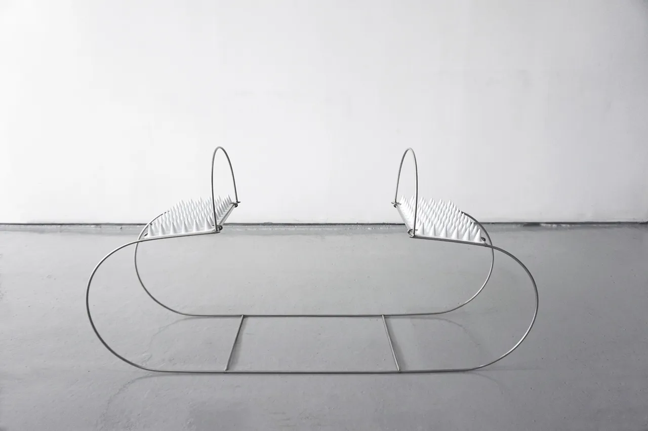 Andrea-Davila-Rubio_Sitting-piece-for-2_2021_resina-de-poliéster,-fibra-de-vidrio,-acero-inoxidable,-pintura-y-barniz-de-carrocería-atomizados_110x30x60-cm_cortesia-de-Néboa