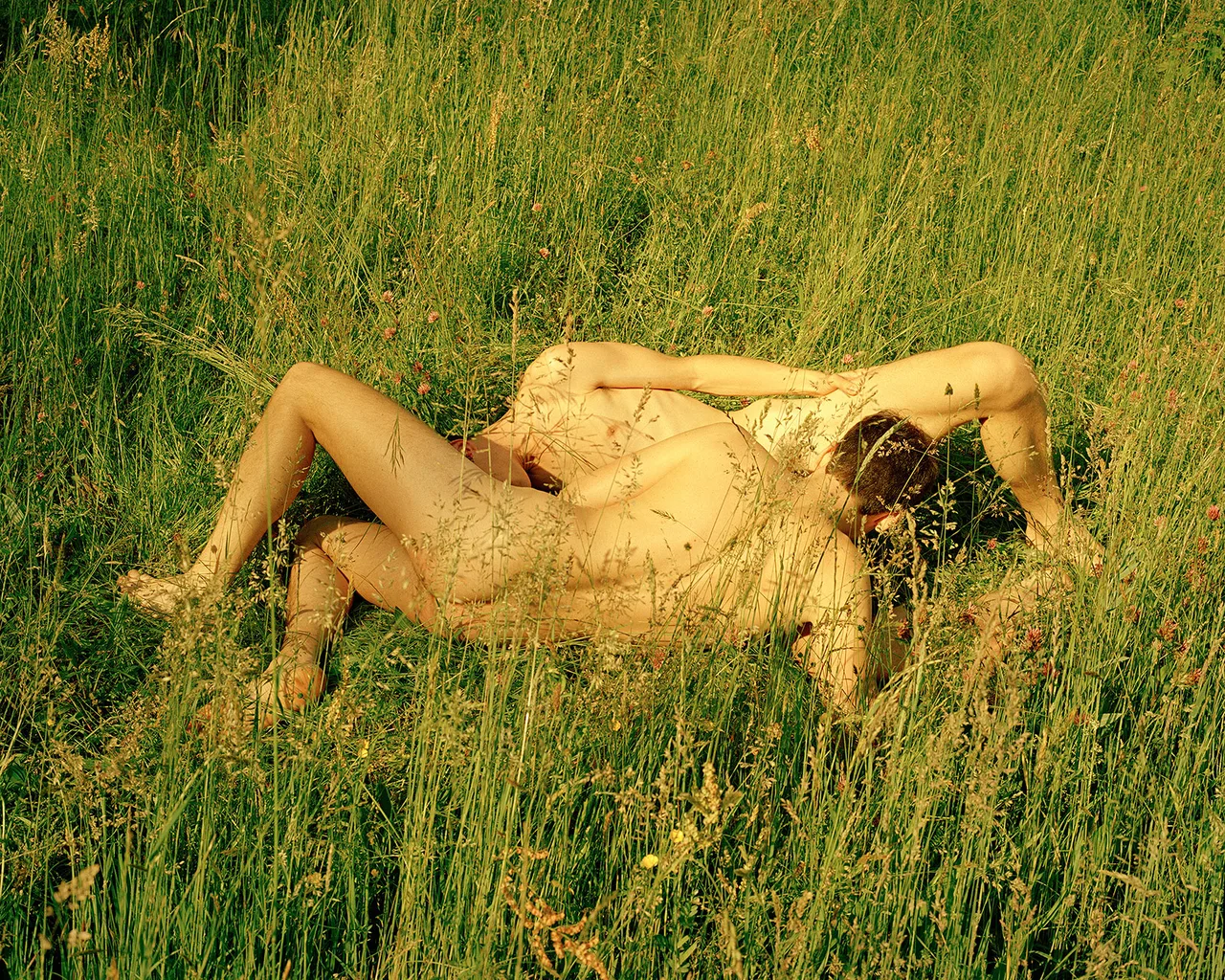 Two Boys in the Grass © Alexandre Haefeli