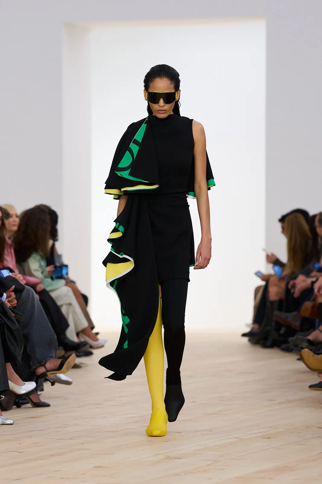 LOEWE_-SS26_WW_SHOW_RUNWAY_10
