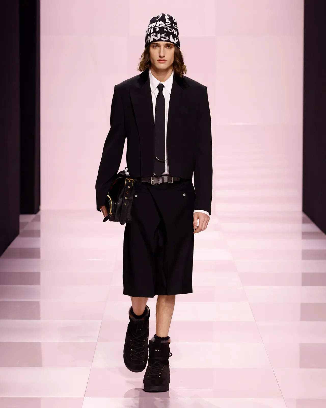 LOUIS-VUITTON-MENrsquo;S-FALL-WINTER-2025-SHOW-LOOK-75