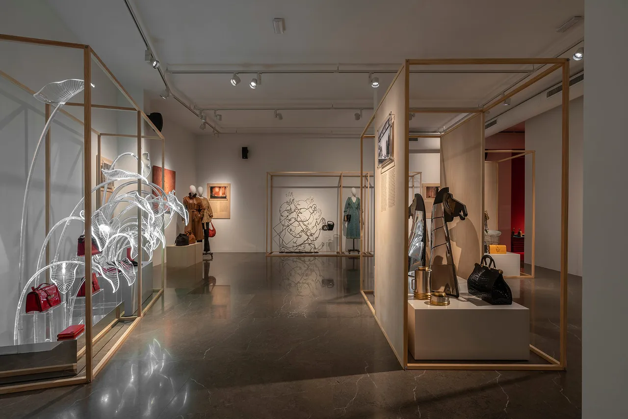 A Traves Del Cristal Los Escaparates De Loewe 6
