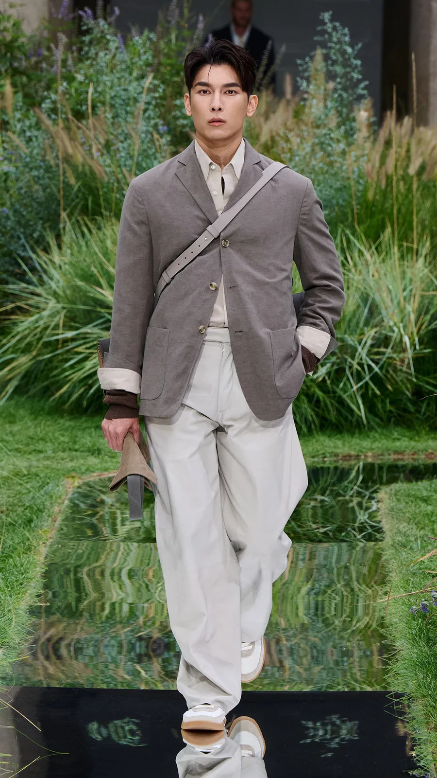 BOSS_SHOW_SPRING_SUMMER_2025_MILAN_9X16_Look_18__image-mid-res