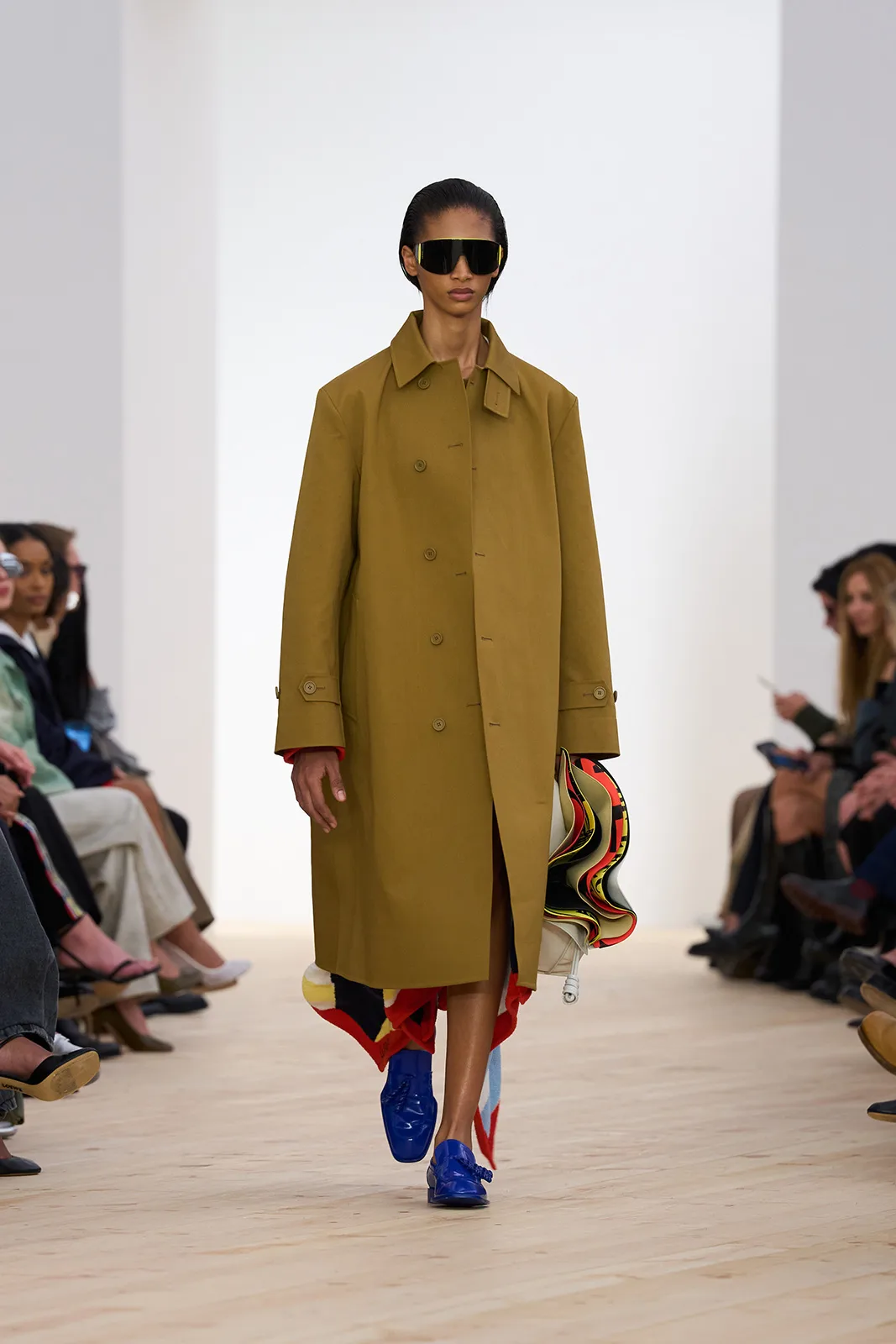 LOEWE_-SS26_WW_SHOW_RUNWAY_25