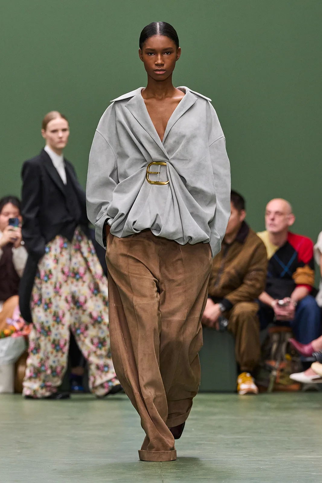 LOEWE_FW24_WW_SHOW_RUNWAY_22