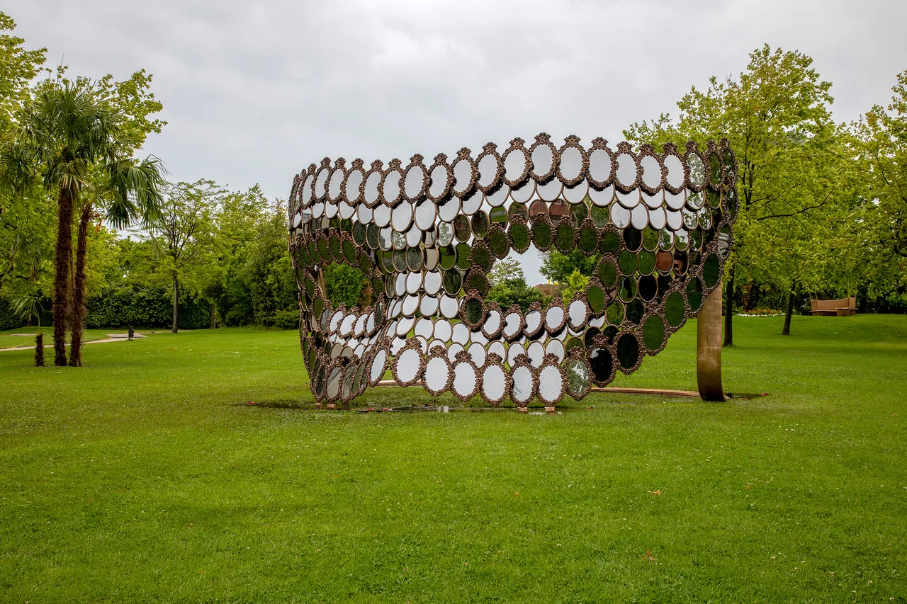 I'll-Be-Your-Mirror-2,-2019-©-Atelier-Joana-Vasconcelos