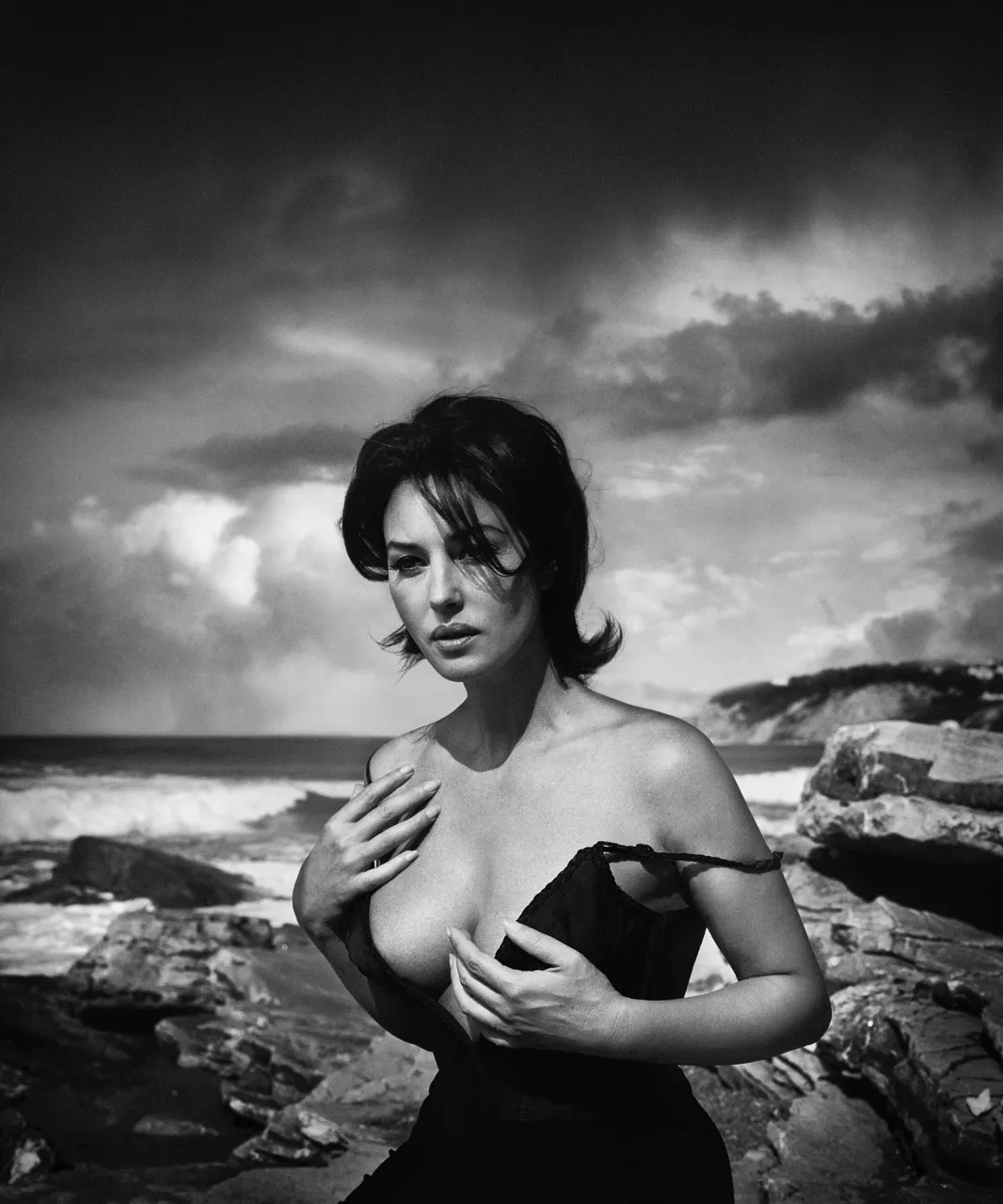 Monica-Bellucci-V-Biarritz-by Vincent-Peters.jpg