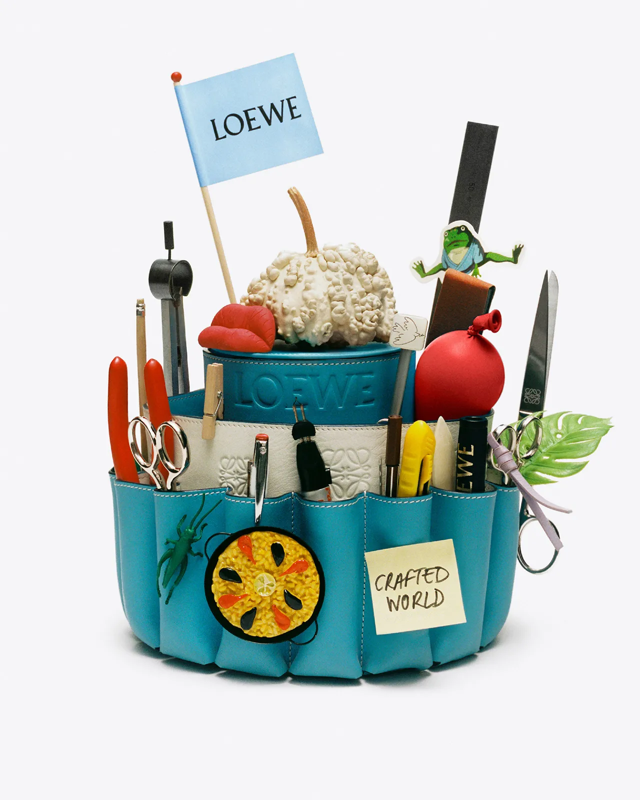 LOEWE_2025_TOKYO_EXHIBITION_KV_RGB_CROPPED_4X5_02_V2