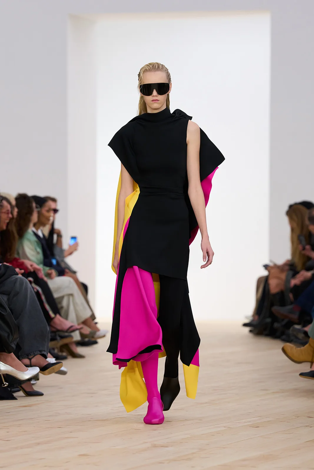 LOEWE_-SS26_WW_SHOW_RUNWAY_31
