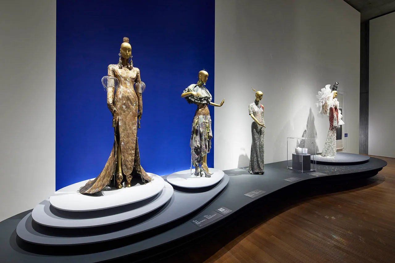 Guo Pei_installation view_10