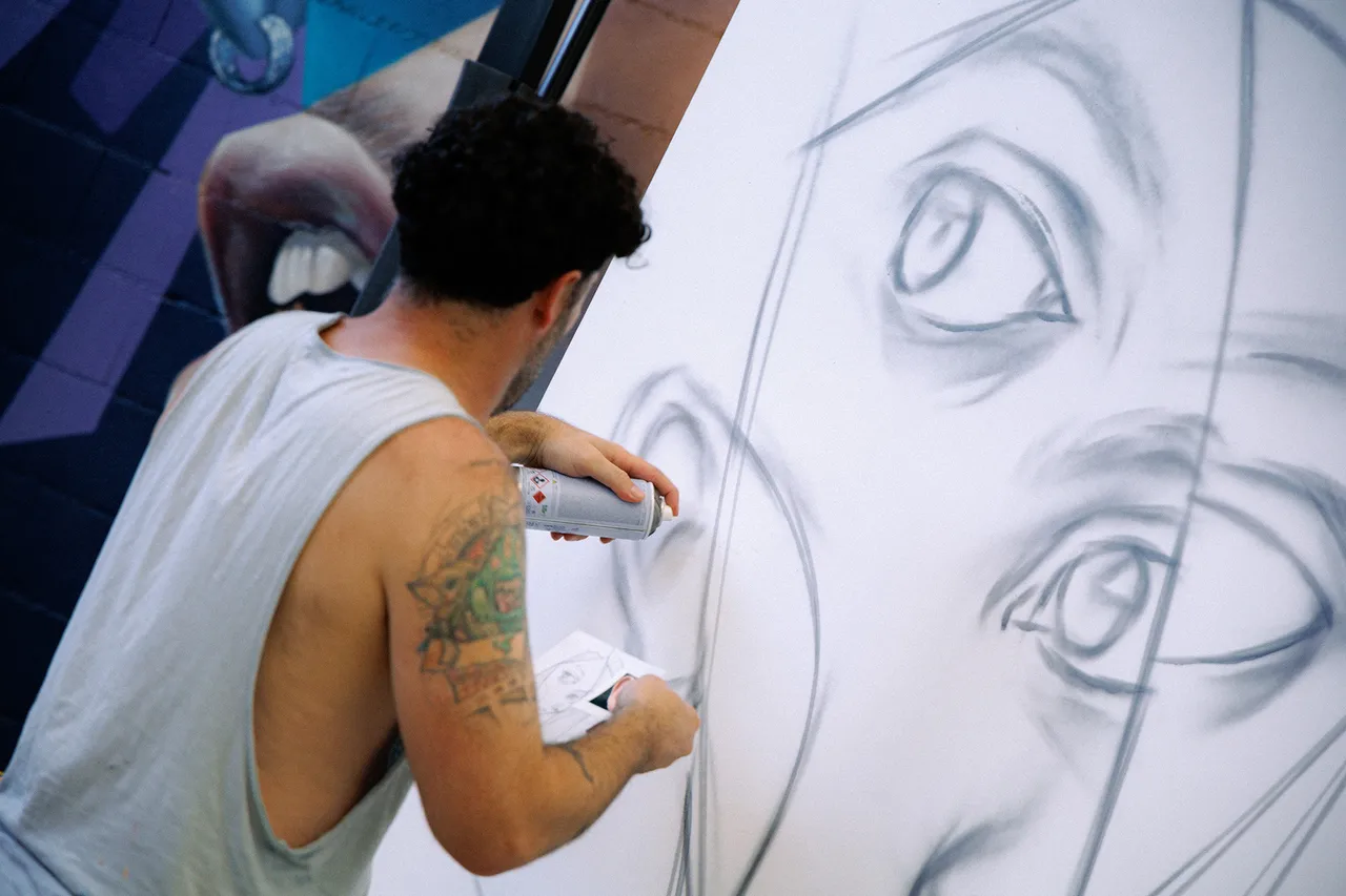 Belin-pintando-su-obra-más-reciente,-el-domingo-pasado