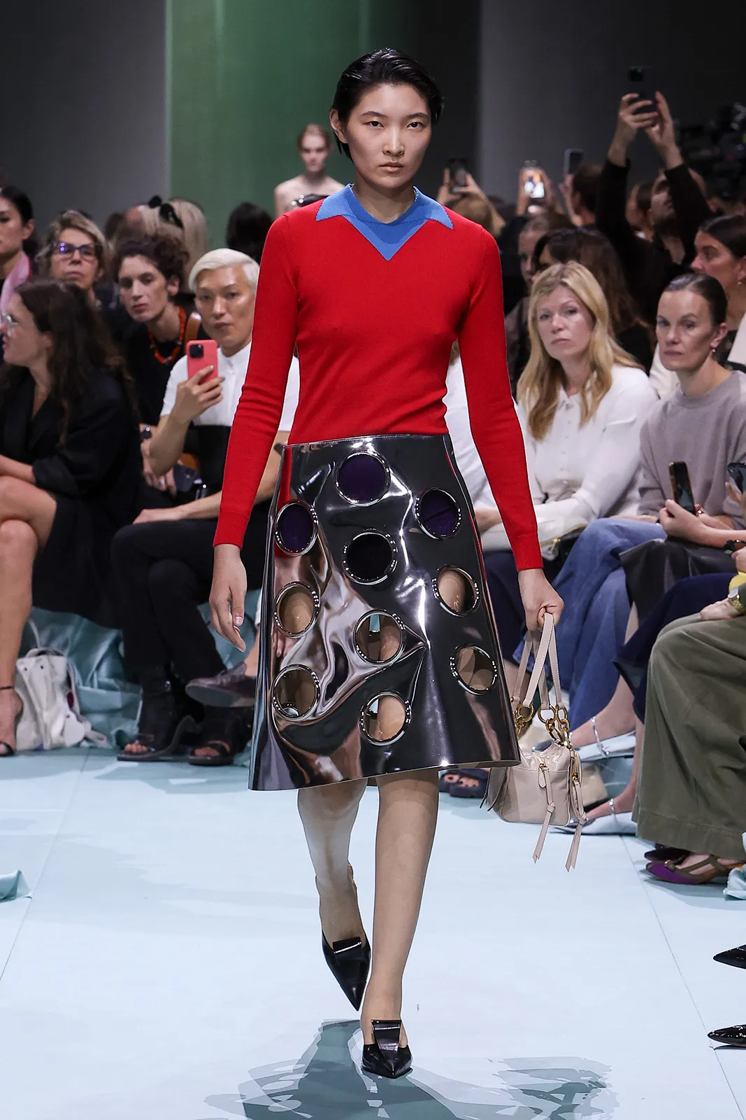 Prada-Donna-SS25_09