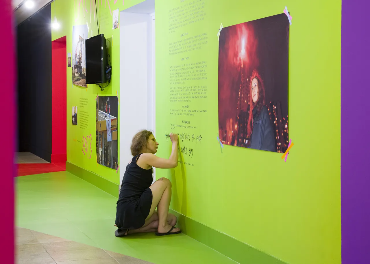 HDK_VelvetTerrorism_Exhibitionviews_MaximilianGeuter-10