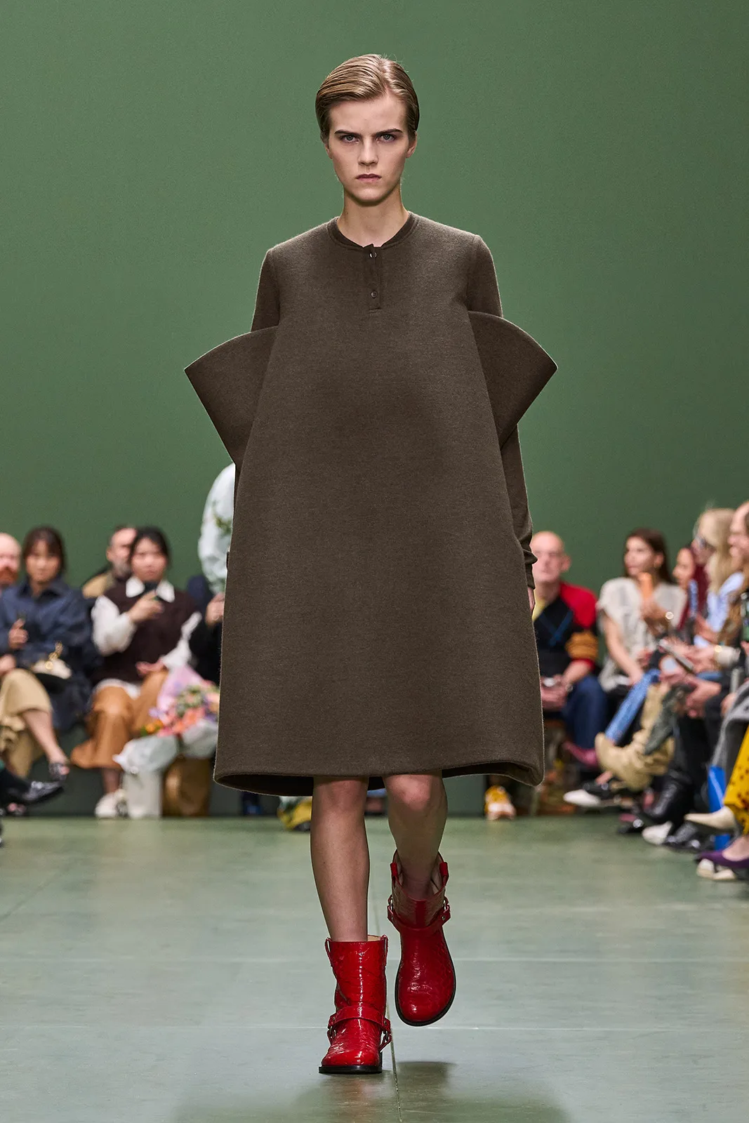 LOEWE_FW24_WW_SHOW_RUNWAY_9