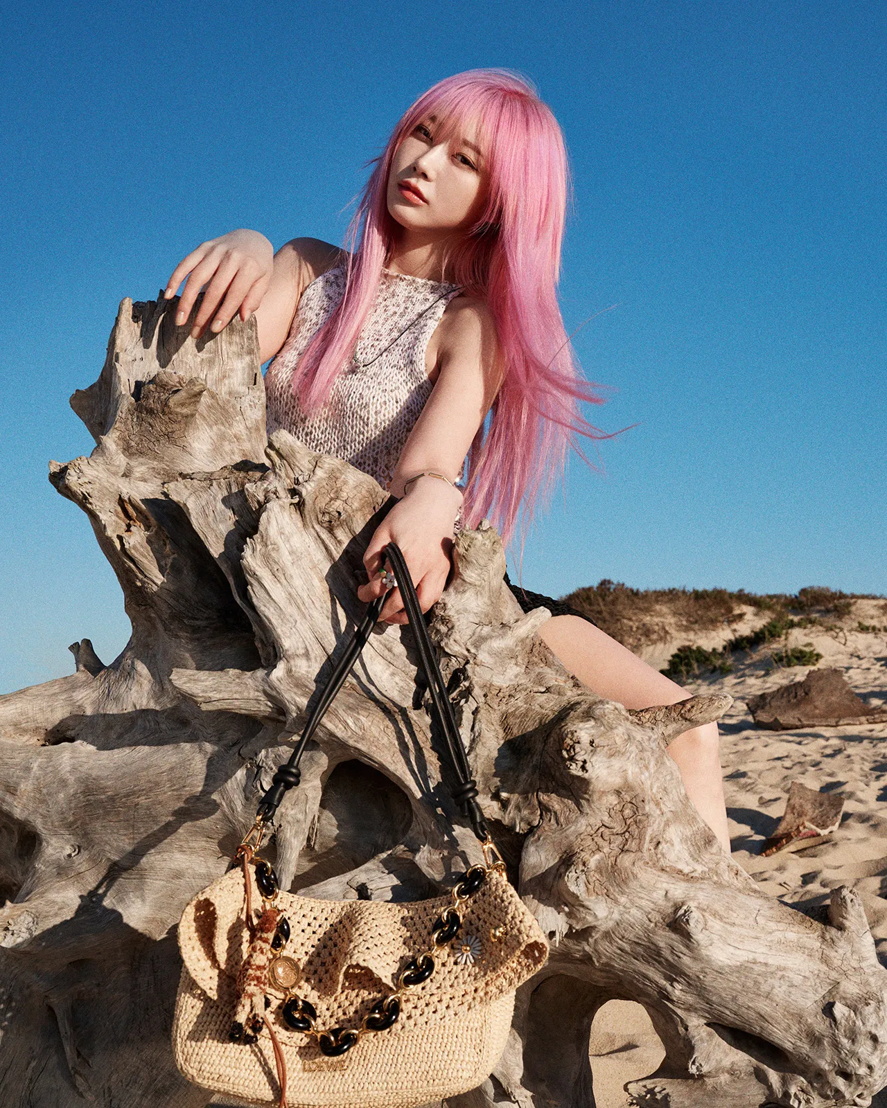 LOEWE_FW25_PAULAS_IBIZA_MAIN_CAMPAIGN_3