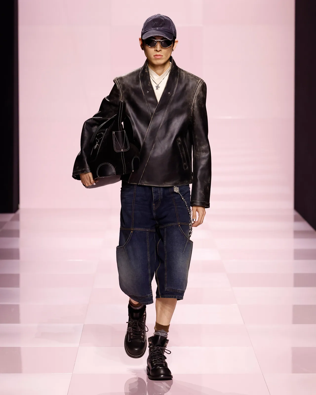 LOUIS-VUITTON-MENrsquo;S-FALL-WINTER-2025-SHOW-LOOK-43