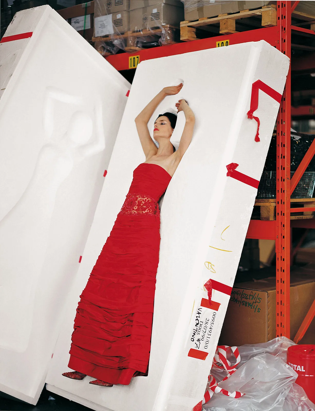 Photo by Tim Walker Vogue Unique September 1999 Couture Delivery V Q09909 D0192 019301 Walker 1