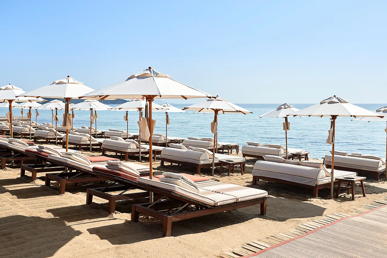 Loro-Piana_La-Reserve-a-la-Plage-beach-club