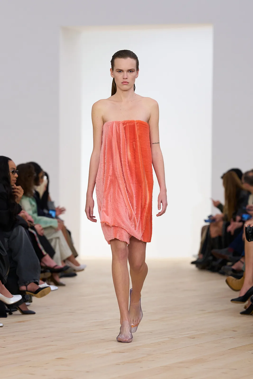 LOEWE_-SS26_WW_SHOW_RUNWAY_20