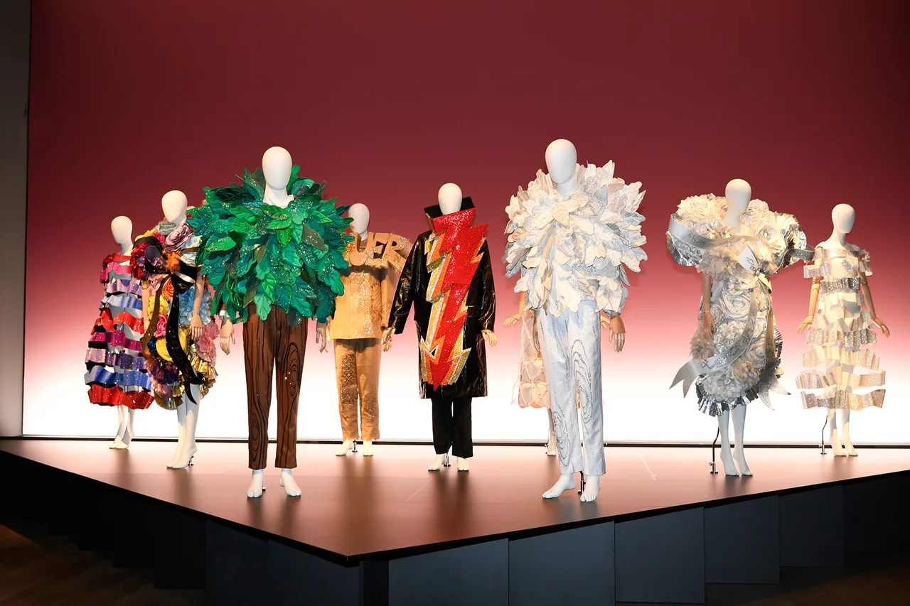 Viktor__Rolf-_Fashion_Statements_7