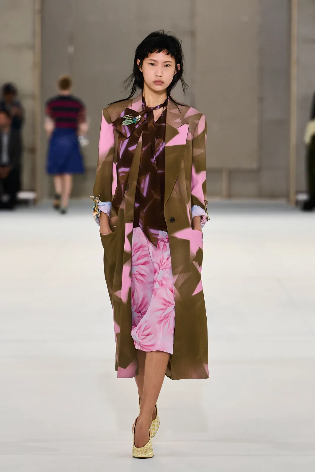 metal-dries-van-noten-ss27-38