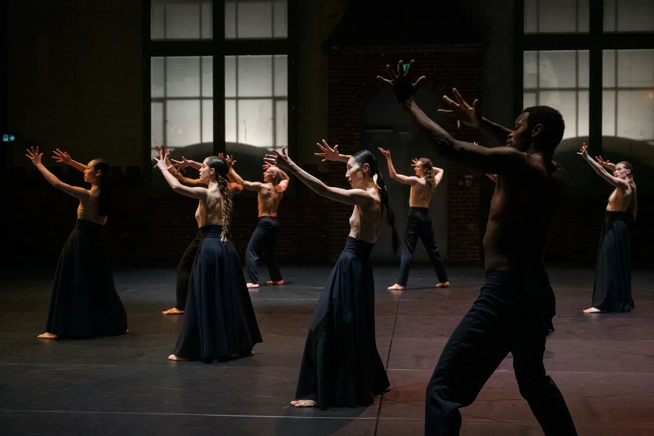 metal-sasha-waltz-07