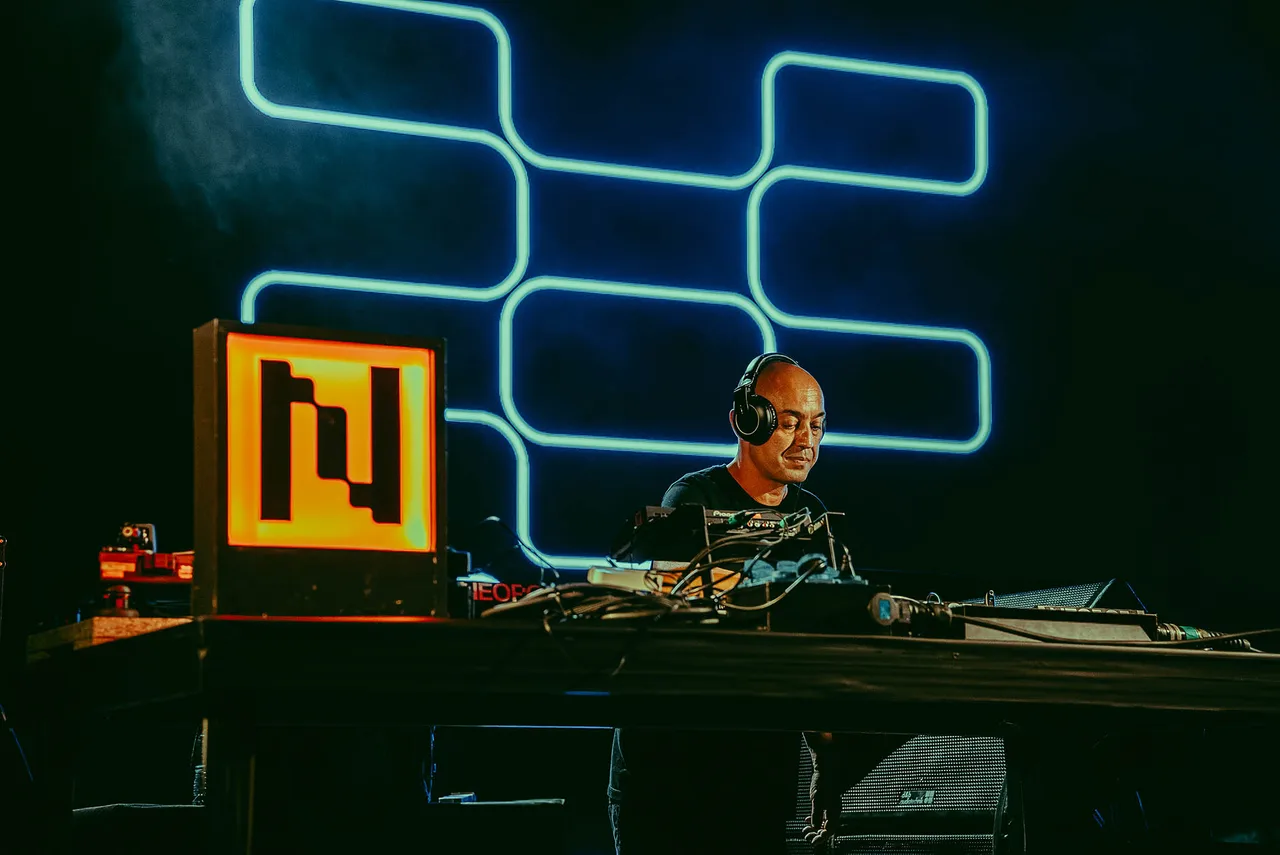 FRANKMAUREL_NEOSTAGE_NEOPOP_2024_MIGUELDESOUSA_02 (1)