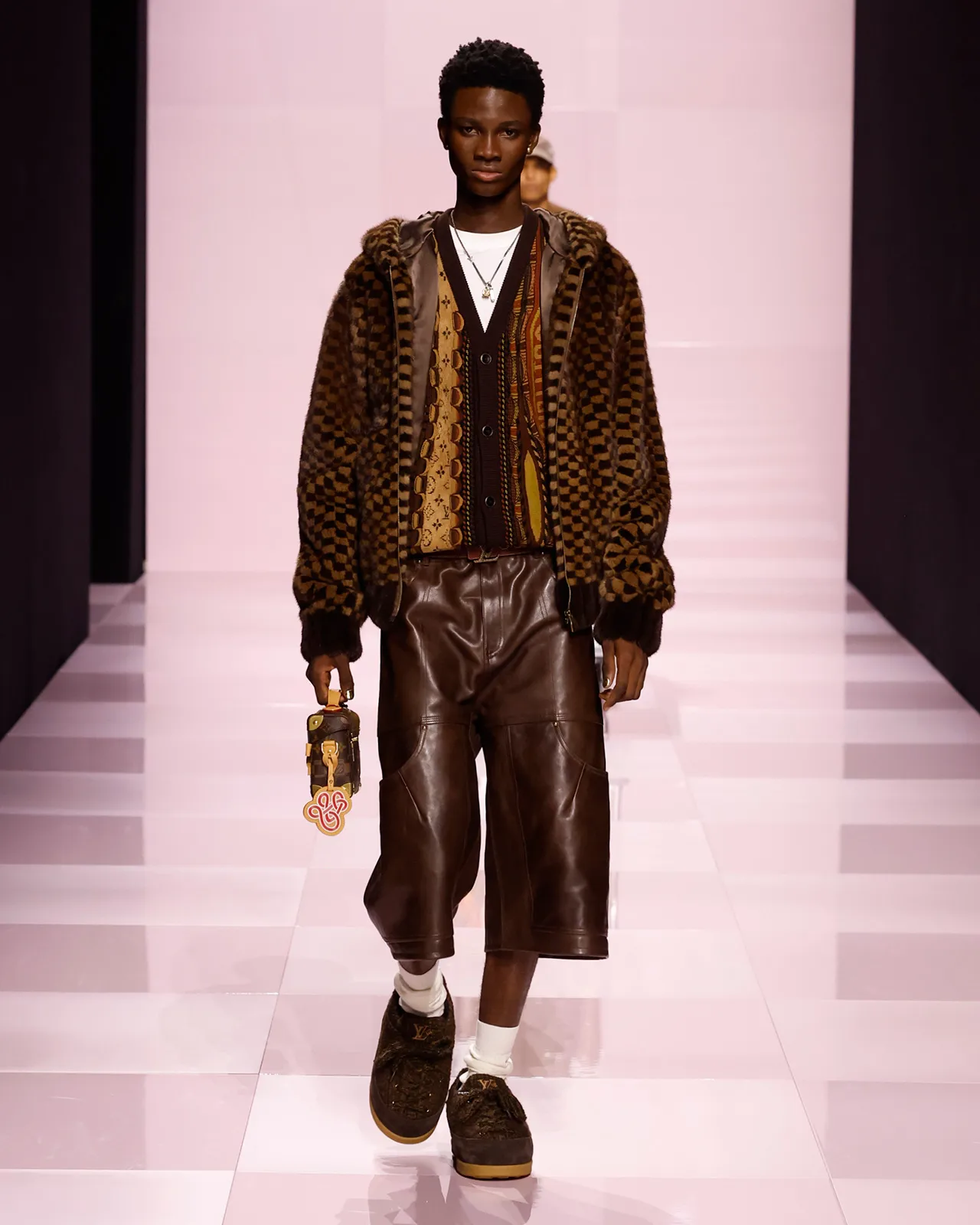 LOUIS-VUITTON-MENrsquo;S-FALL-WINTER-2025-SHOW-LOOK-18