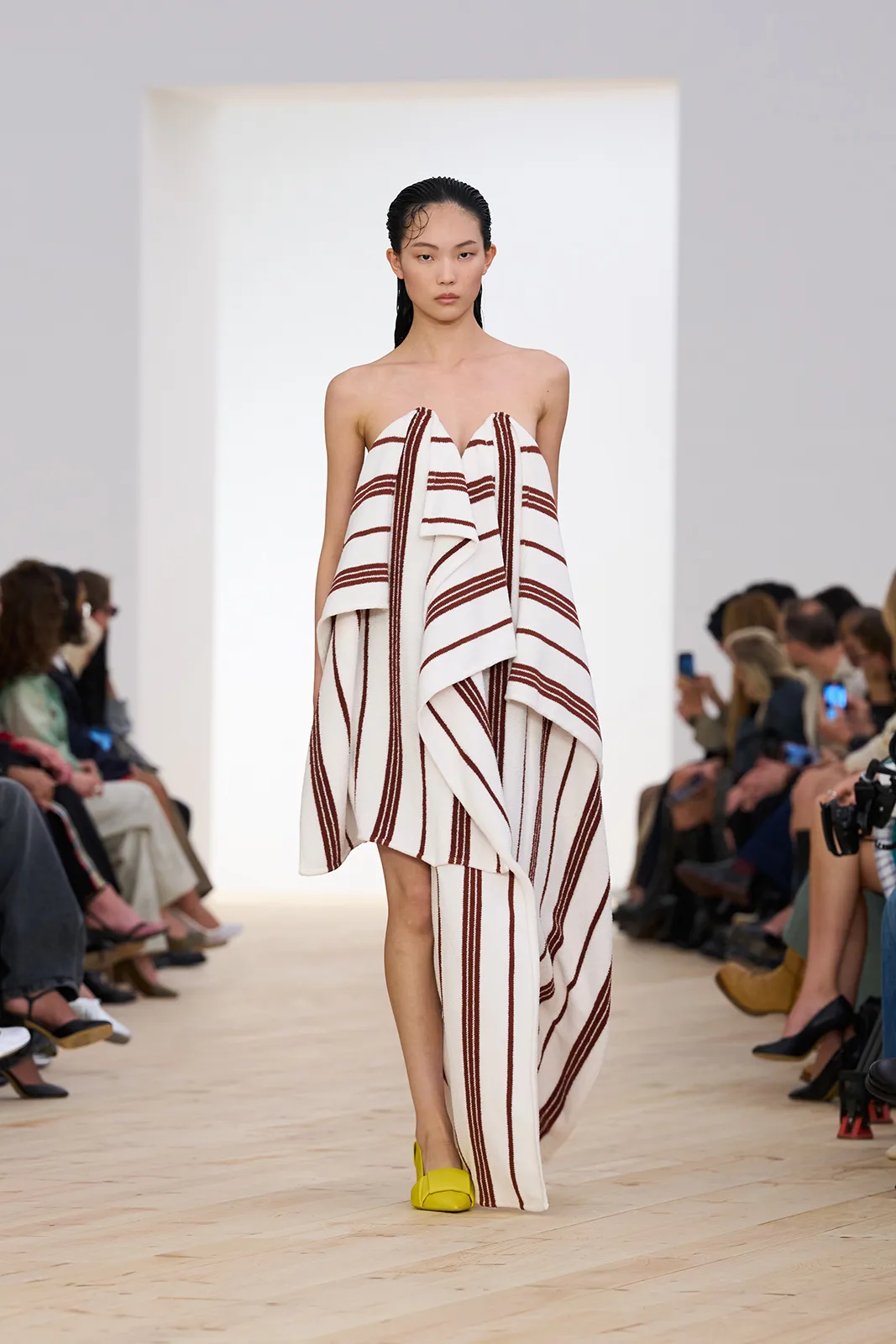 LOEWE_-SS26_WW_SHOW_RUNWAY_26