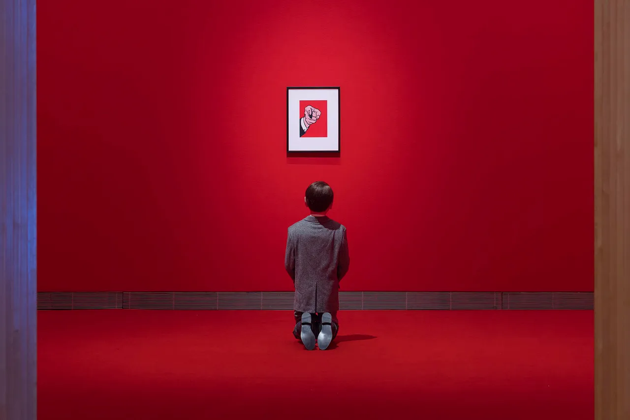 MaurizioCattelan_The-Third-Hand_5