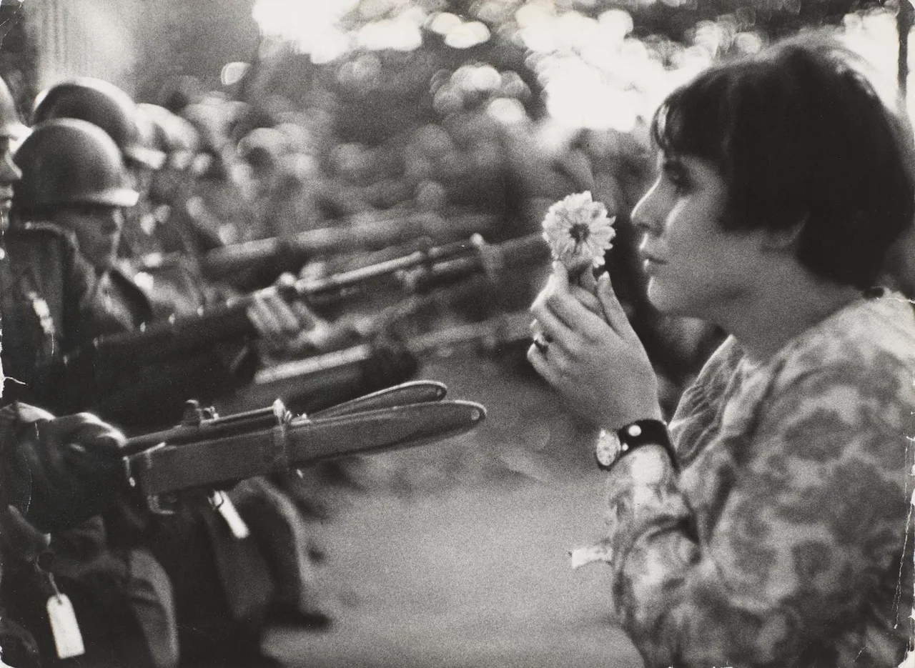 Marc Riboud I La Jove Amb La Flor I 1967 Gelatina De Plata Centre Pompidou Paris Musee National D Art Moderne Centr
