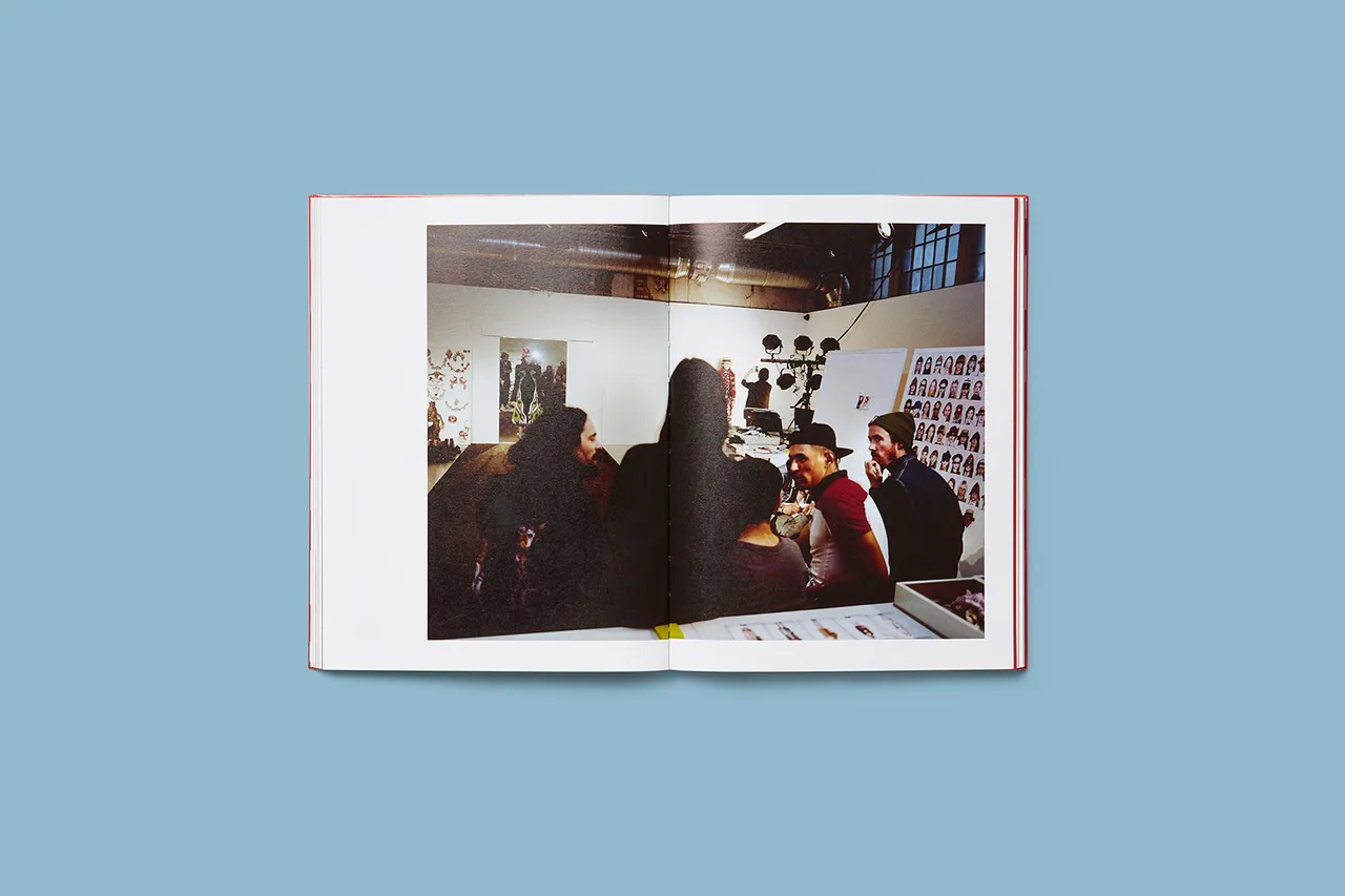 Blind for Love Book Pages 50 White Azzurro