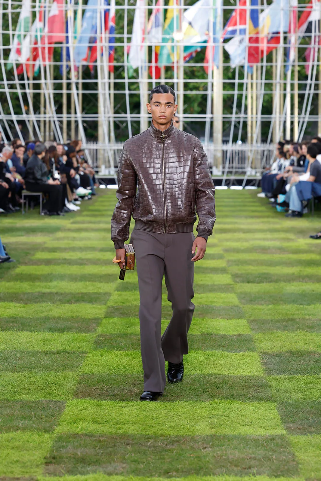 LOUIS-VUITTON-SPRING-SUMMER-2025_19.jpg