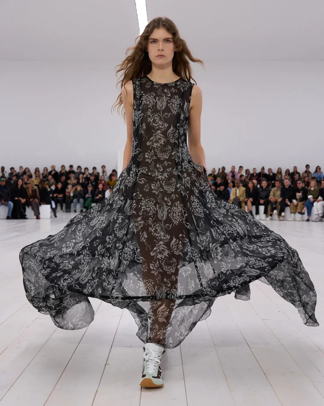 LOEWE_SS25_WW_SHOW_RUNWAY_LOOK_25_FRONT_RGB_CROPPED_4x5_25