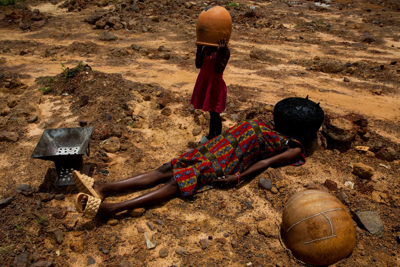 Fatoumata-DIABATÉ,-J’ai-été-brûlée-vivante-avec-mes-enfants,-2024-·-courtesy-de-l’artiste-et-Photo-Days