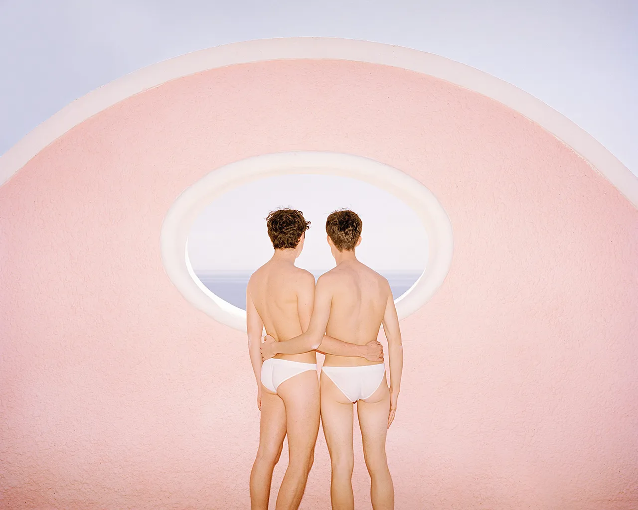 Couple Looking at the Sea © Alexandre Haefeli