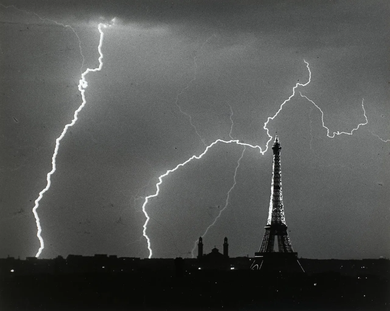 Andre Kertesz I Paris a L Estiu Una Tarda De Tempesta I 1925 Centre Pompidou Paris Musee National D Art Moderne Ce