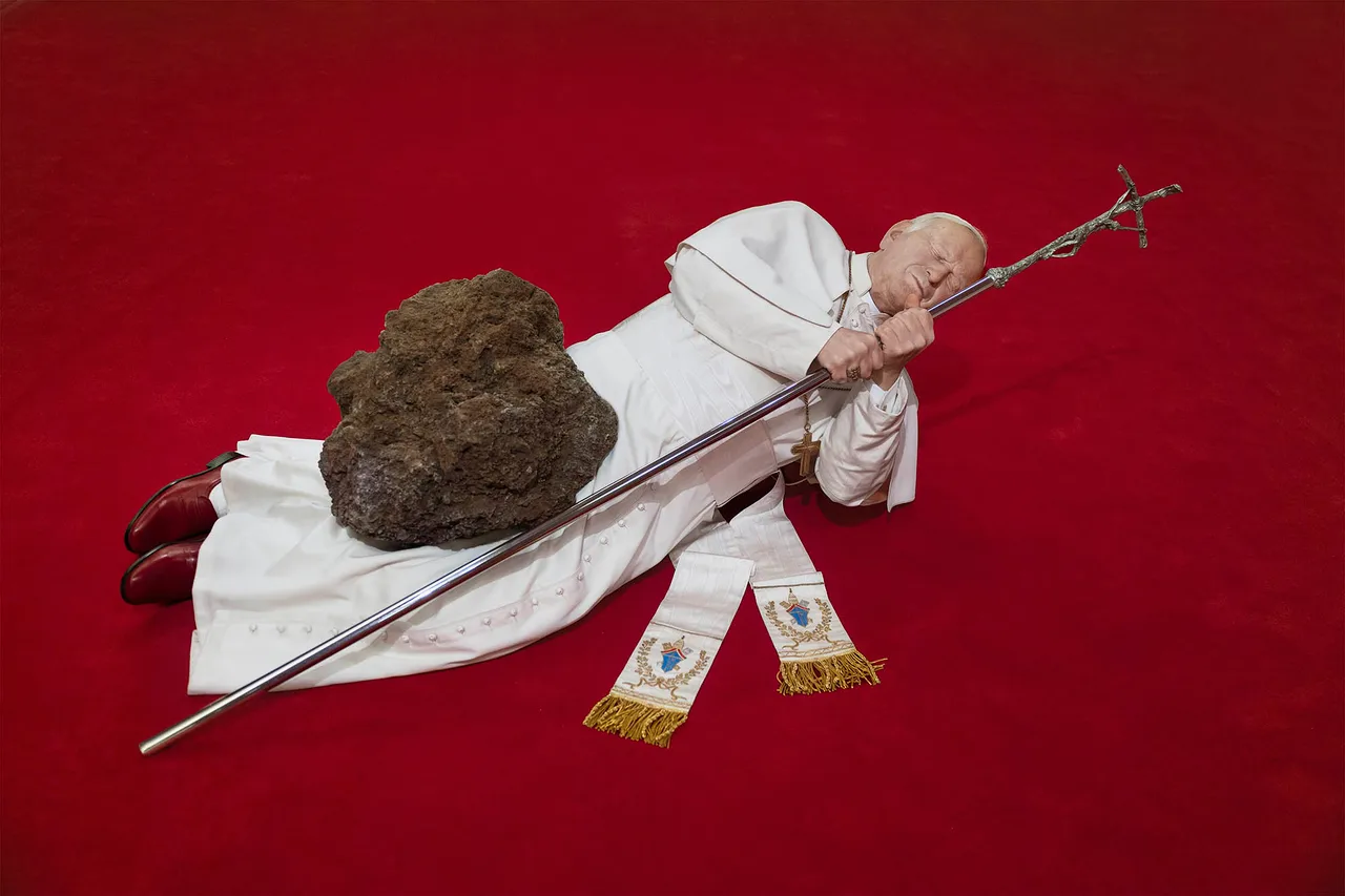 MaurizioCattelan_The-Third-Hand_4