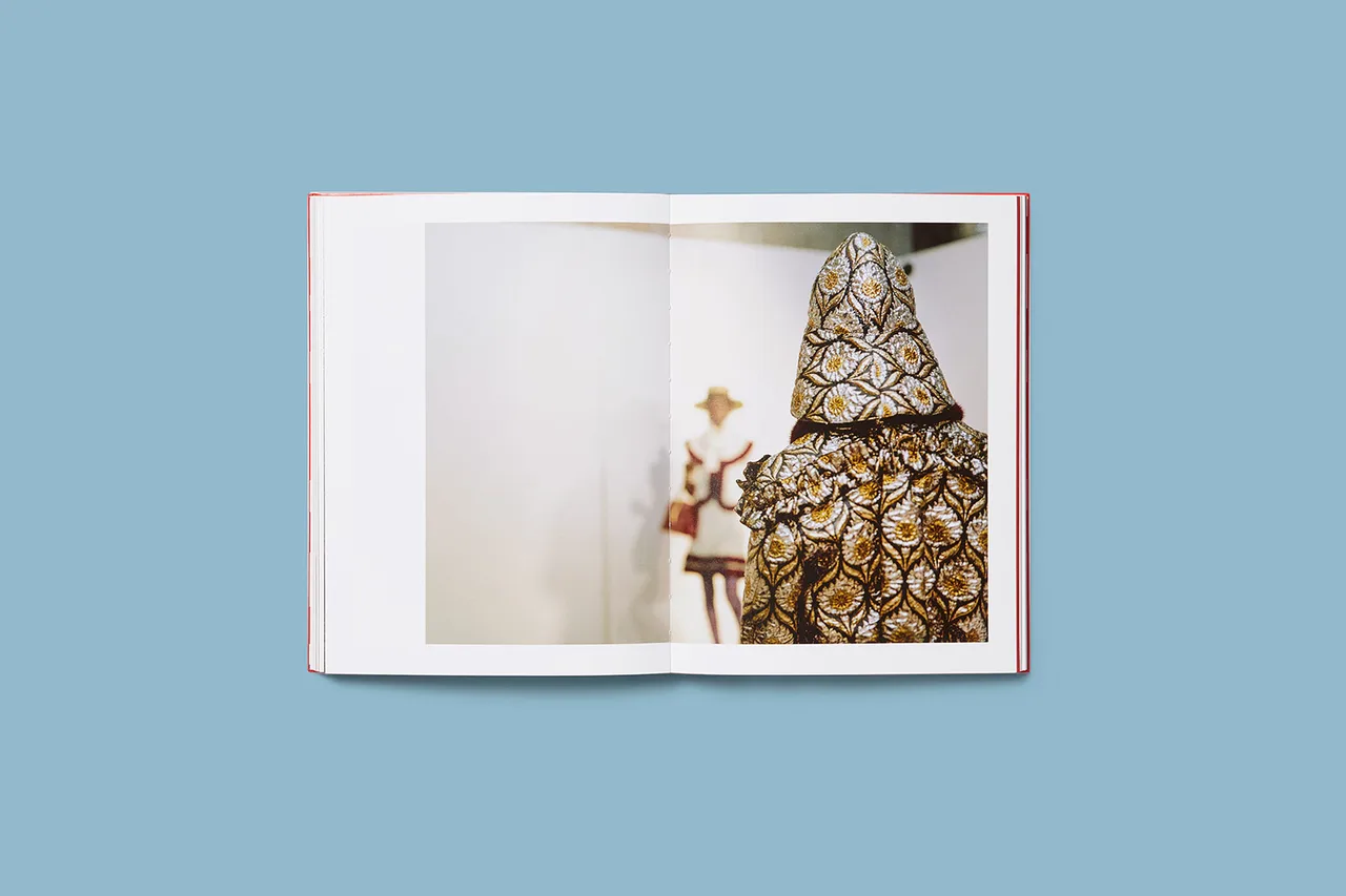 Blind for Love Book Pages 48 White Azzurro