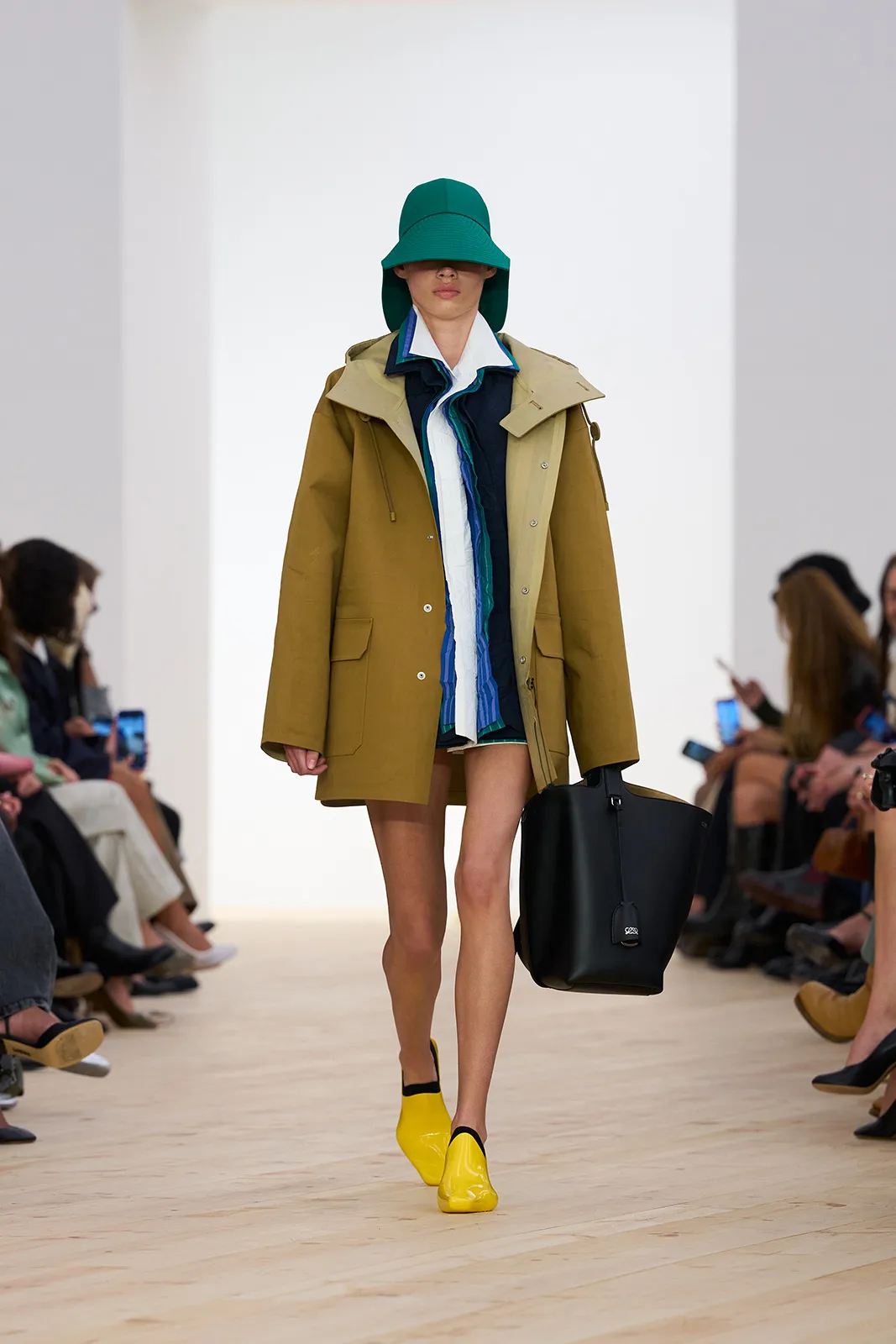 LOEWE_-SS26_WW_SHOW_RUNWAY_9