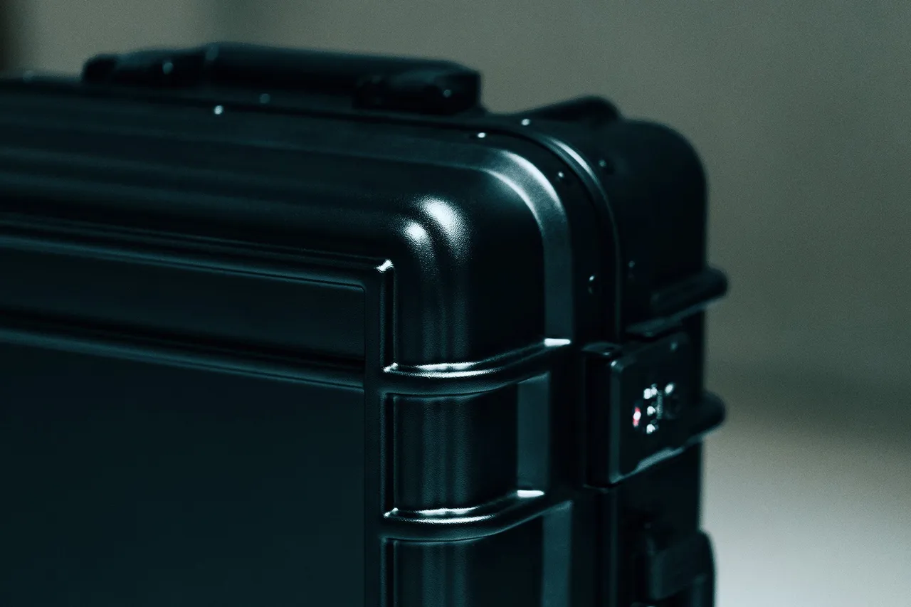 Eastpak_F24_Resistr+Case_Stills_05_UC263484_mMid
