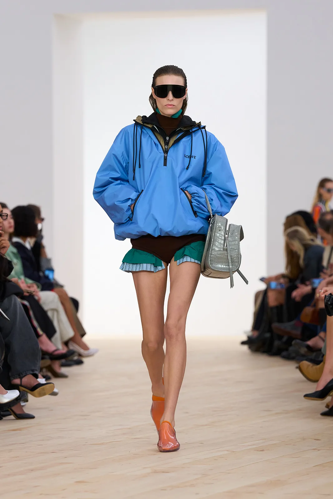 LOEWE_-SS26_WW_SHOW_RUNWAY_15