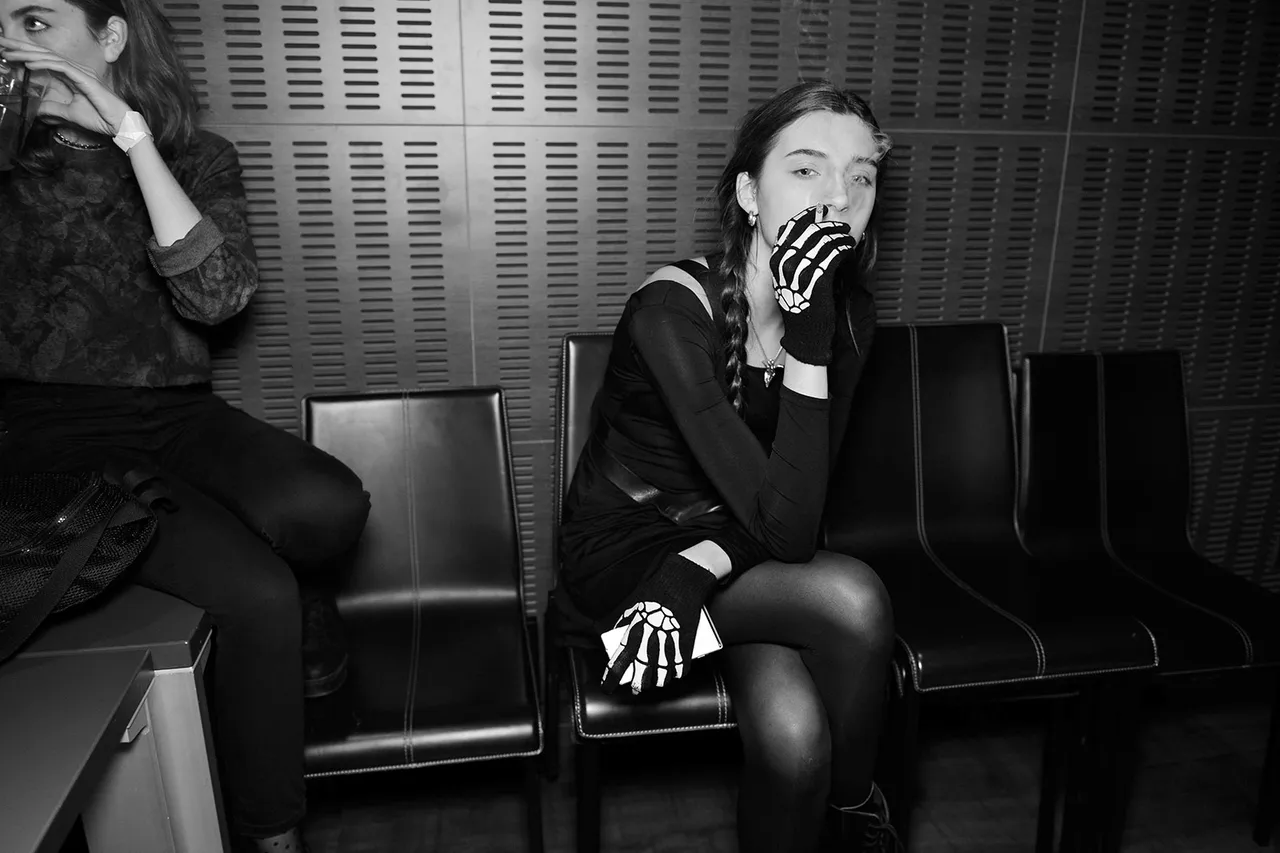 Glove Metalmagazine 4