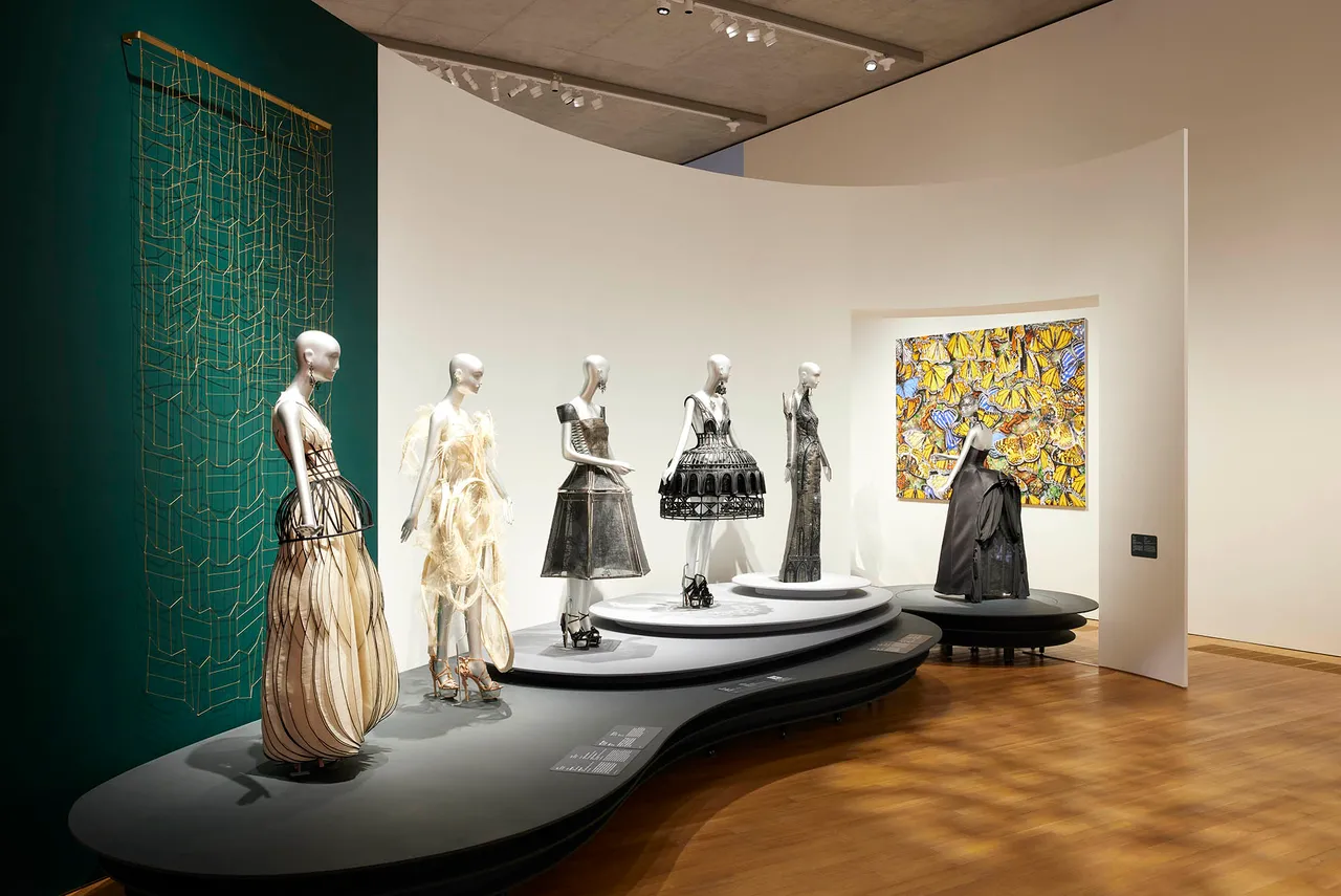 Guo Pei_installation view_14