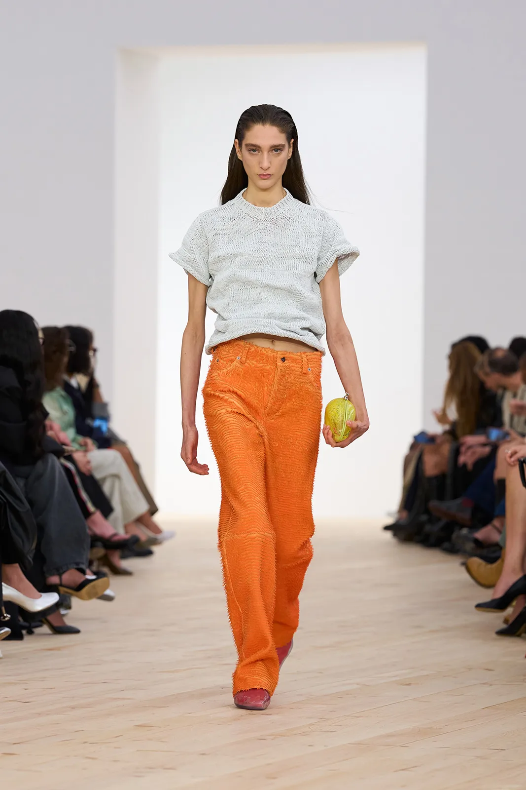 LOEWE_-SS26_WW_SHOW_RUNWAY_19
