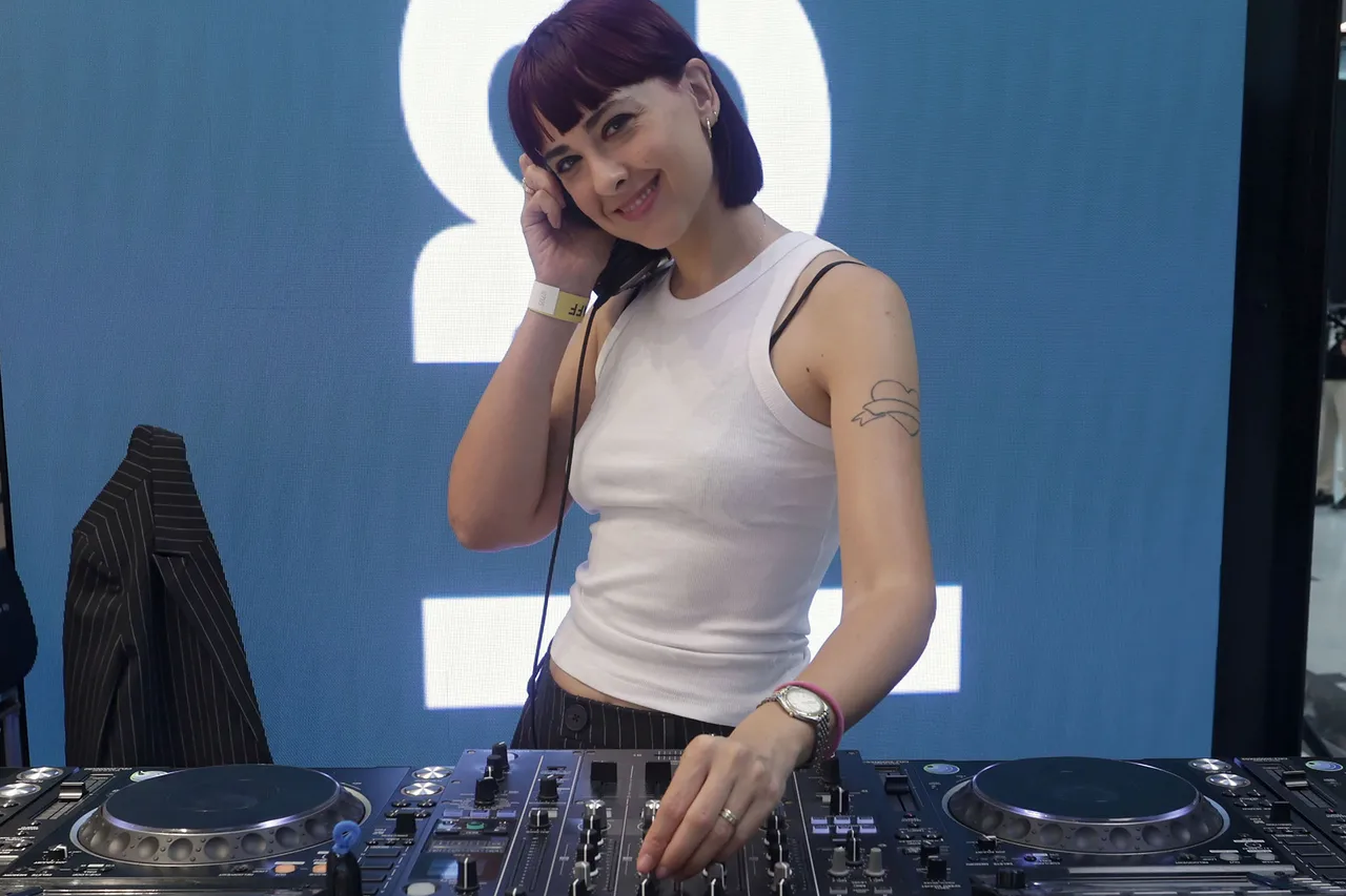 12 Lefties Diagonal Mar Bcn Dj Laura Put